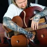 Музыкант создал 109-струнную акустическую гитару-арфу, которая может одновременно играть разные аккорды