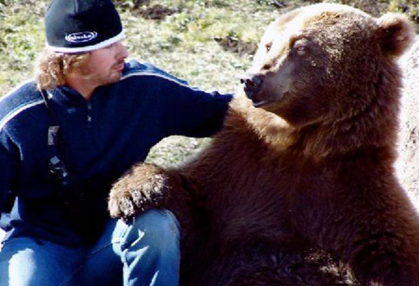 Биолог Кэйси Андерсон и медвежонок Бутус