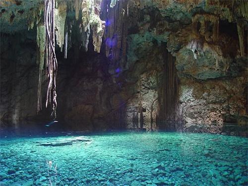 подземное озеро в одной из пещер у мексиканского городка Изамал в штате Юкатан. 