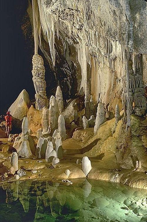 Озеро в пещере «Lechuguilla» в США.