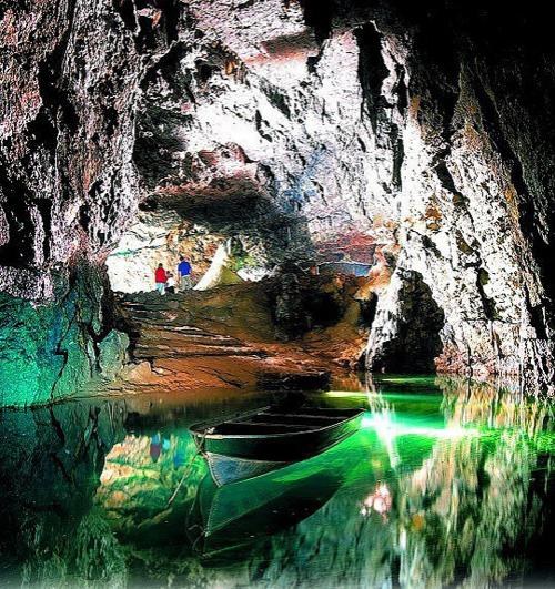 Озеро в пещере «Wookey», Соммерсет, Англия...