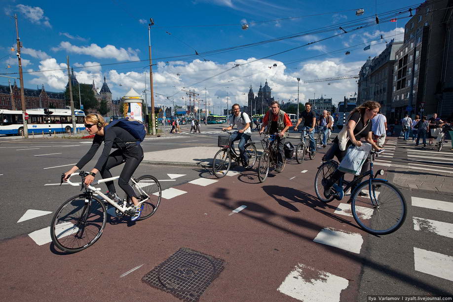Велосипед – одно из основных средств передвижения в столице Голландии. До 40% городского населения имеет велосипеды и регулярно пользуется ими для поездок по Амстердаму. С иностранцами-велосипедистами  связано больше всего дорожных происшествий.