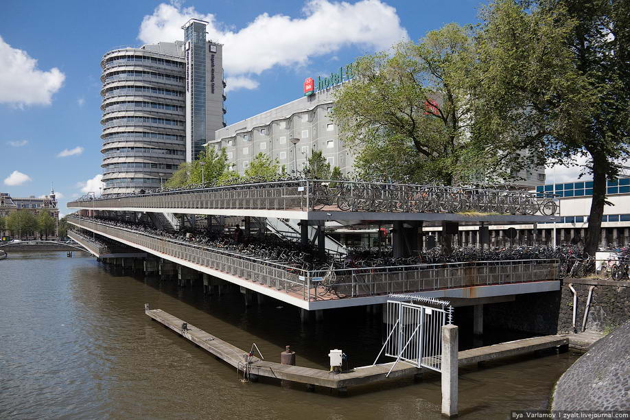 Fietsflat, трёхэтажная велостоянка у Центрального вокзала в Амстердаме, крупнейшая стоянка велосипедов в Европе.