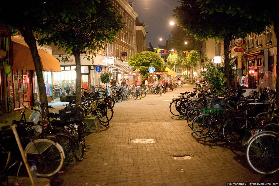 Типичная улица, все обочины заставлены велосипедами.