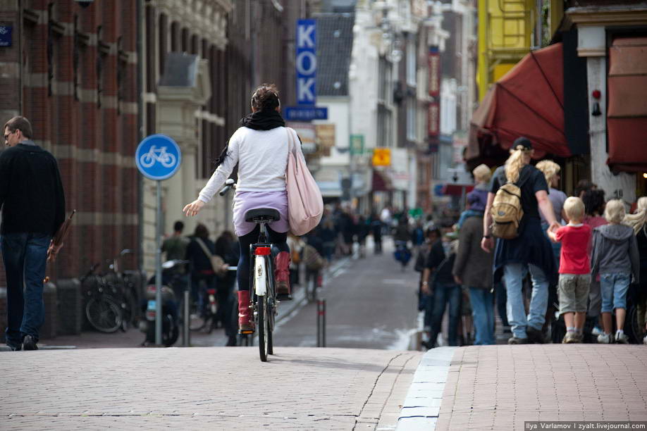 Многие улицы в старом центре отданы велосипедистам.