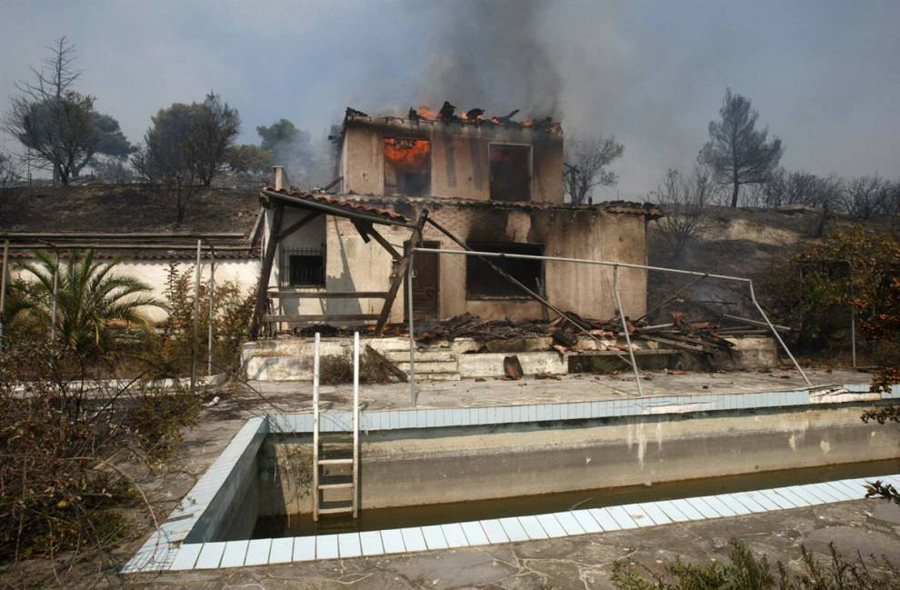Дом горит в деревне Варнава. (Yiorgos Karahalis/Reuters)