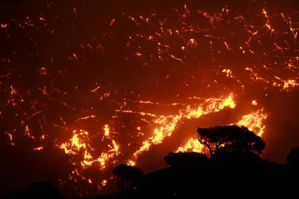 Лесной пожар бушует в пригороде Нтрафи у горы Пентели в Афинах в воскресенье 23 августа. Сильнейший пожар вышел из-под контроля на окраинах Афин, Греция, в субботу, уничтожив несколько домов и тысячи акров леса. (John Kolesidis/Reuters)
