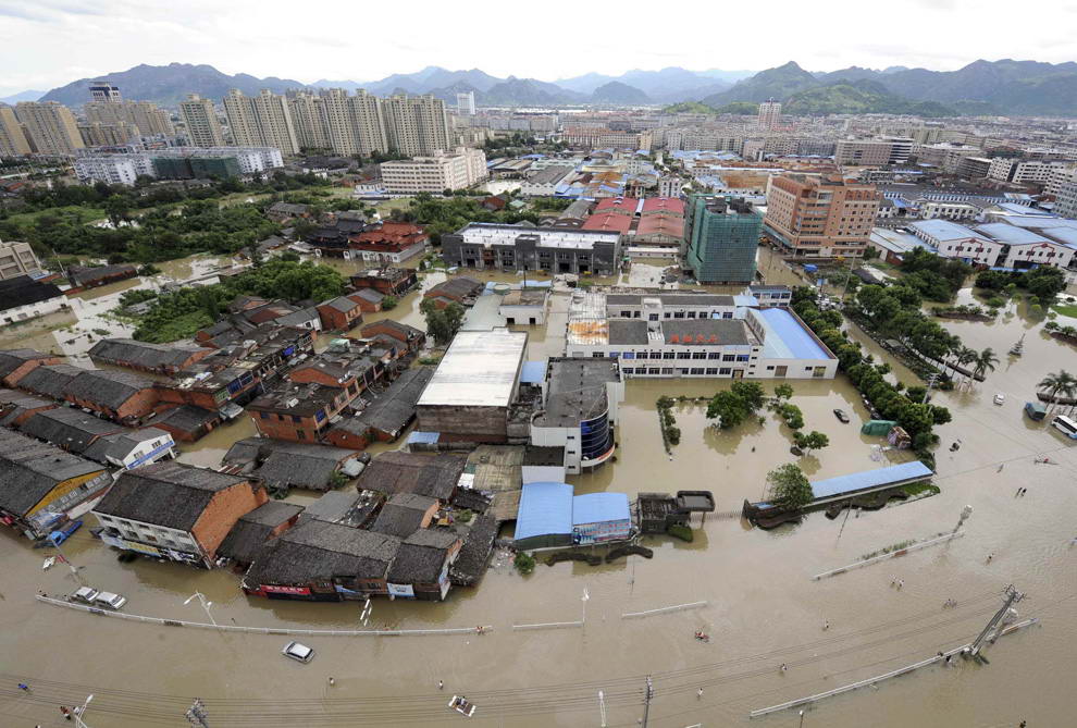 Затопленные районы Вэньчжоу, китайская провинция Чжэцзян, после того, как тут прошел тайфун Моракот 10 августа. (REUTERS/Lang Lang)