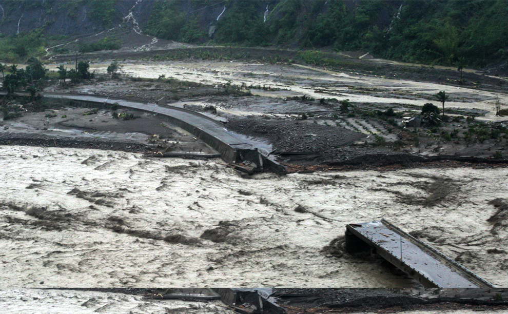 Разрушенный мост в Чиашине, южно-тайваньский округ Гаосюн 10 августа 2009. (AFP/AFP/Getty Images)