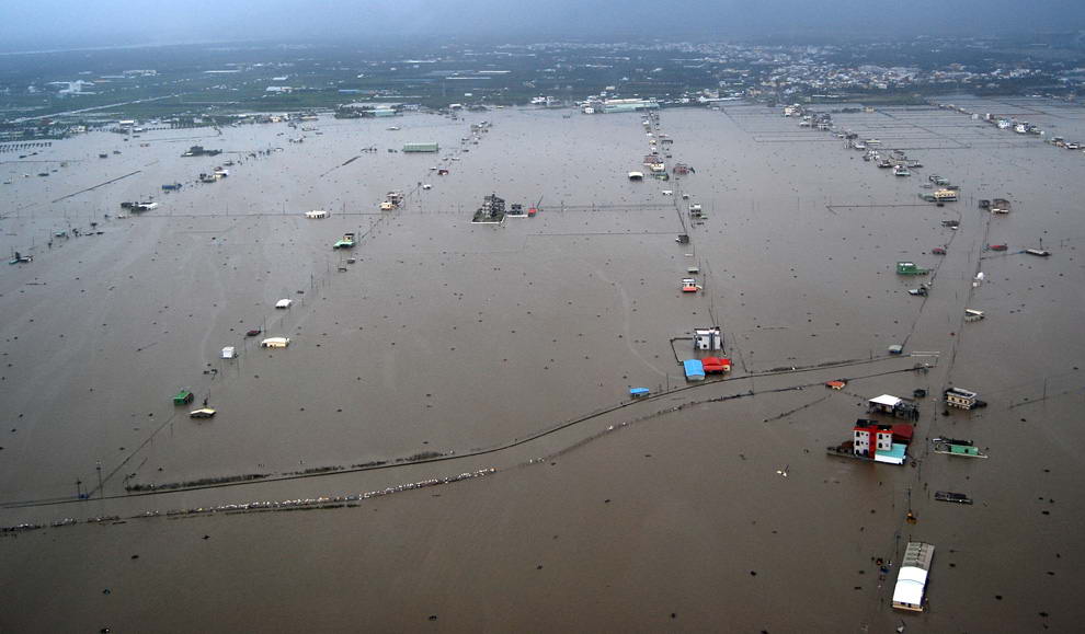 Вид наводнения, вызванного тайфуном Моракот в Чиатуне, Тайвань, с воздуха. (AFP/AFP/Getty Images)
