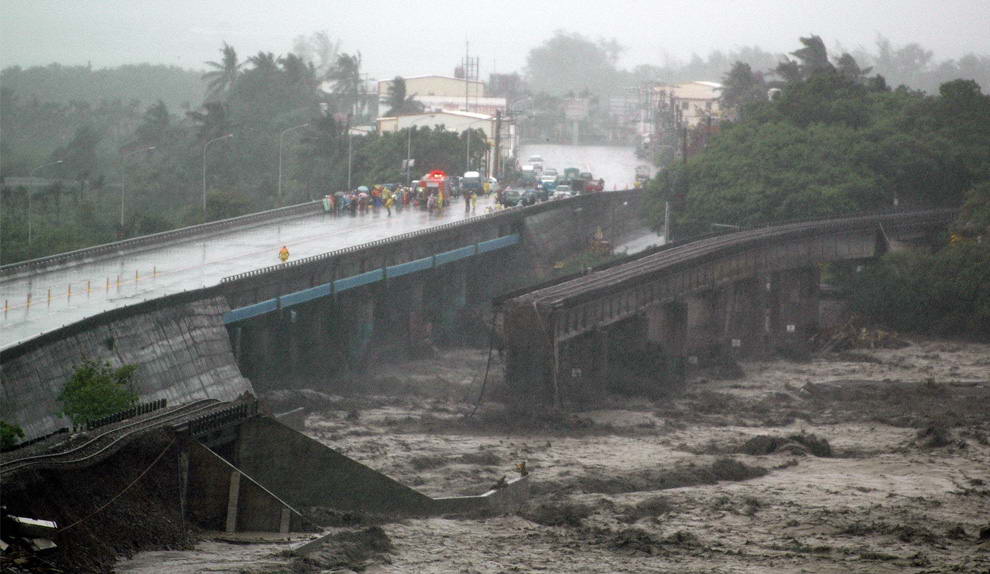 Железнодорожный мост пострадал от тайфуна Моракот в Таитунге, восточный Тайвань 8 августа 2009 года. (REUTERS/Stringer)