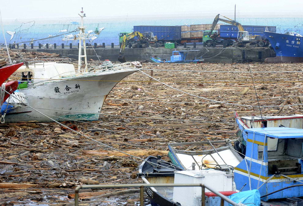 Обломки и мусор заполнили гавань Фугань после тайфуна Моракот, достигшего берегов округа Таитунь в восточном Тайване в воскресенье 9 августа 2009 года. (AP Photo)