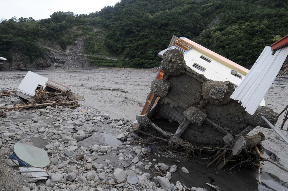 Разрушенный блок жилого дома лежит в устье реки в Таимали, юго-восток тайваньского округа Таитунь 10 августа 2009 года. (AFP/AFP/Getty Images)