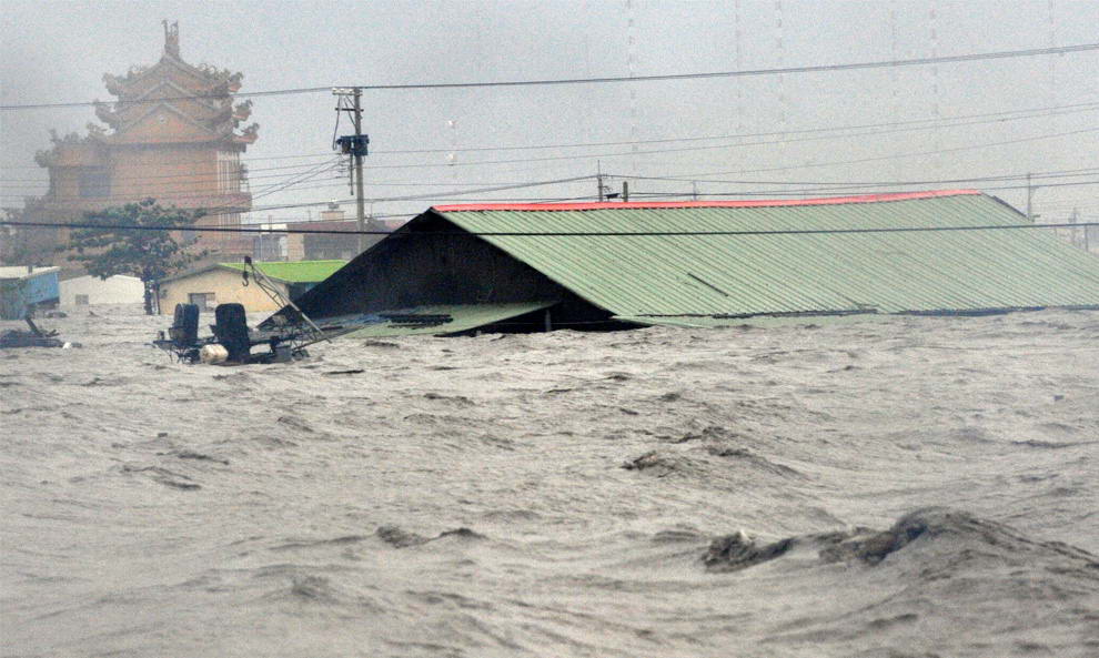 Наводнение – результат тайфуна Моракот – затопило дом в Чиатуне, округ Пиндун, южный Тайвань 9 августа 2009. (SAM YEH/AFP/Getty Images)