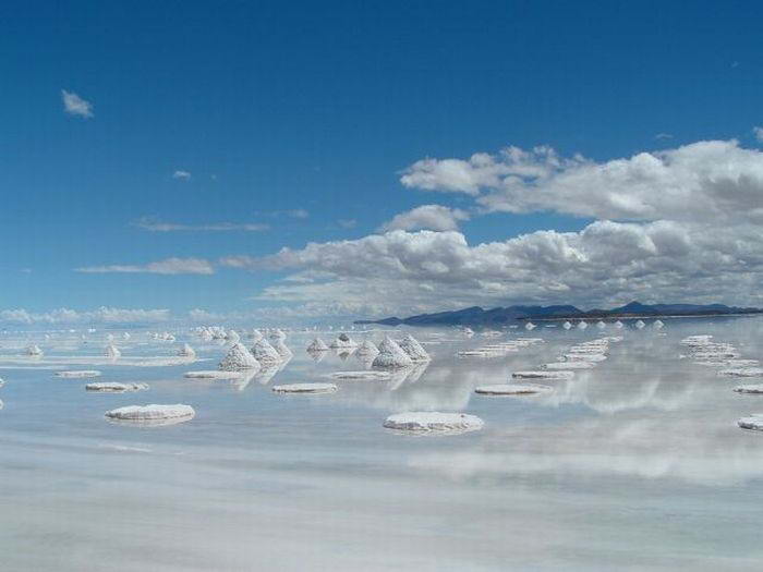 Салар де Юни (Salar de Uyuni) - это солончак, то есть высохшее соляное озеро.