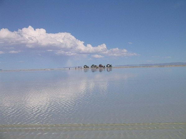 Салар де Юни (Salar de Uyuni) - это солончак, то есть высохшее соляное озеро.