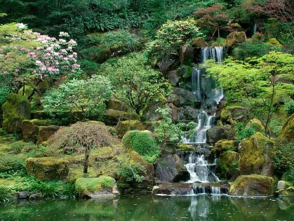 Обязательные элементы японского сада - камни и вода, составляющие его «скелет» и «кровь».