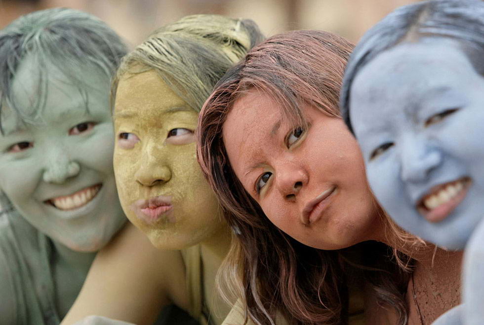 Туристки намазались цветной глиной во время Фестиваля Грязи в Порёнге, Южной Корее 11 июля. (Lee Jin-man/AP)
