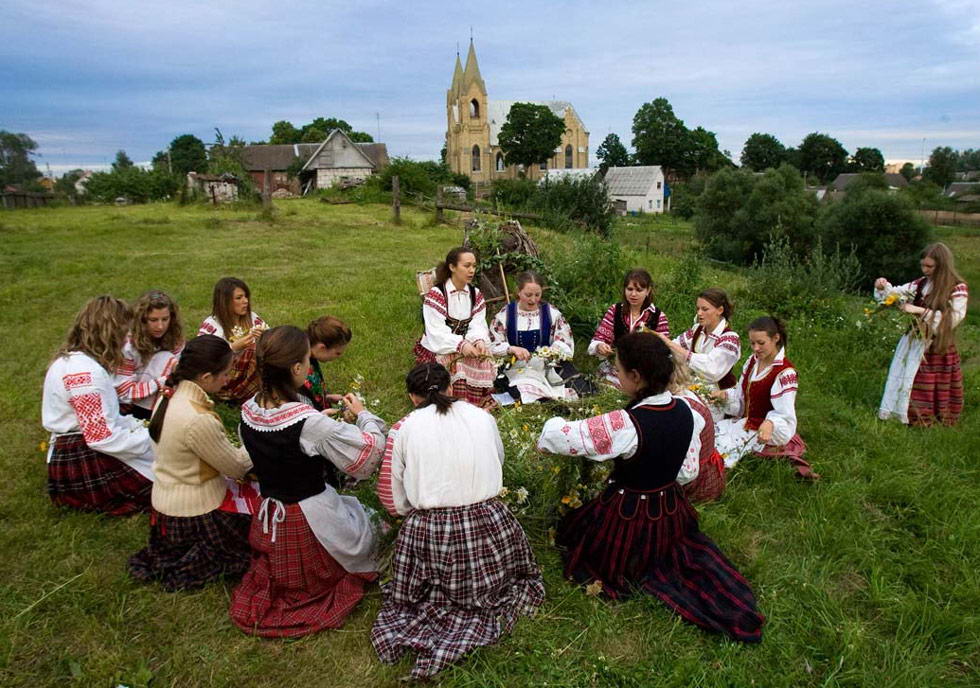Белорусские женщины плетут венки во время празднования дня Ивана Купала неподалеку от города Раков 6 июля. Этот праздник знаменует день летнего солнцестояния. (Vasily Fedosenko/Reuters)