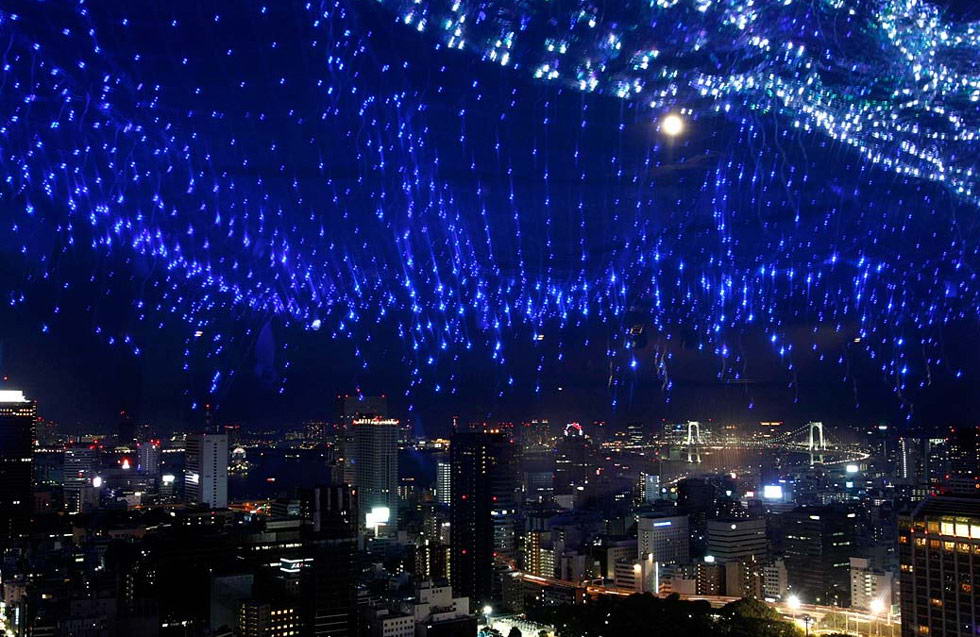 Отражение света Млечного Пути в окне из 10 000 мерцающих голубых огней, Япония, 5 июля. На заднем фоне небоскребы и залив Токио с вида Токио Тауэр. (Issei Kato/Reuters)