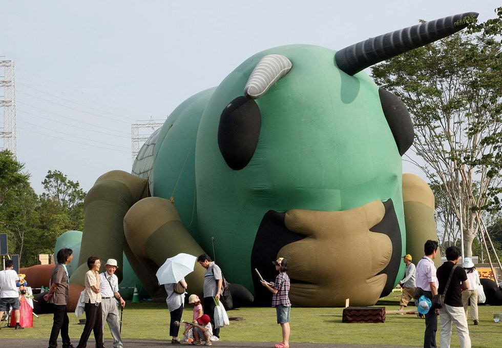 Аттракцион в виде цикады на открытии фестиваля в Йокохаме, Япония, 4 июля. (Junko Kimura/Getty Images)
