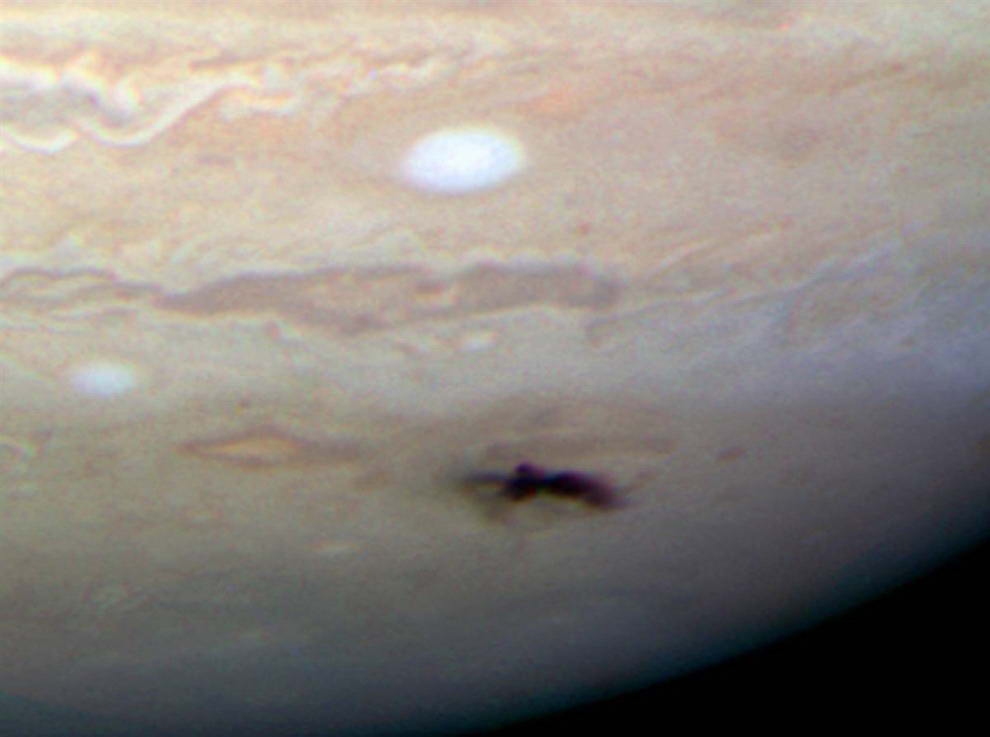 Усовершенствованный космический телескоп Hubble сделал снимок этого «синяка» в туманности Юпитера 23 июля. Астрономы полагают, что темная точка появилась, когда ранее в этом месяце комета врезалась в огромную планету. Это первый снимок широкоформатной камеры телескопа Hubble, которая была установлена во время полета в космос в мае. (NASA, ESA, H. Hammel (SSI), Jupiter Impact Team)