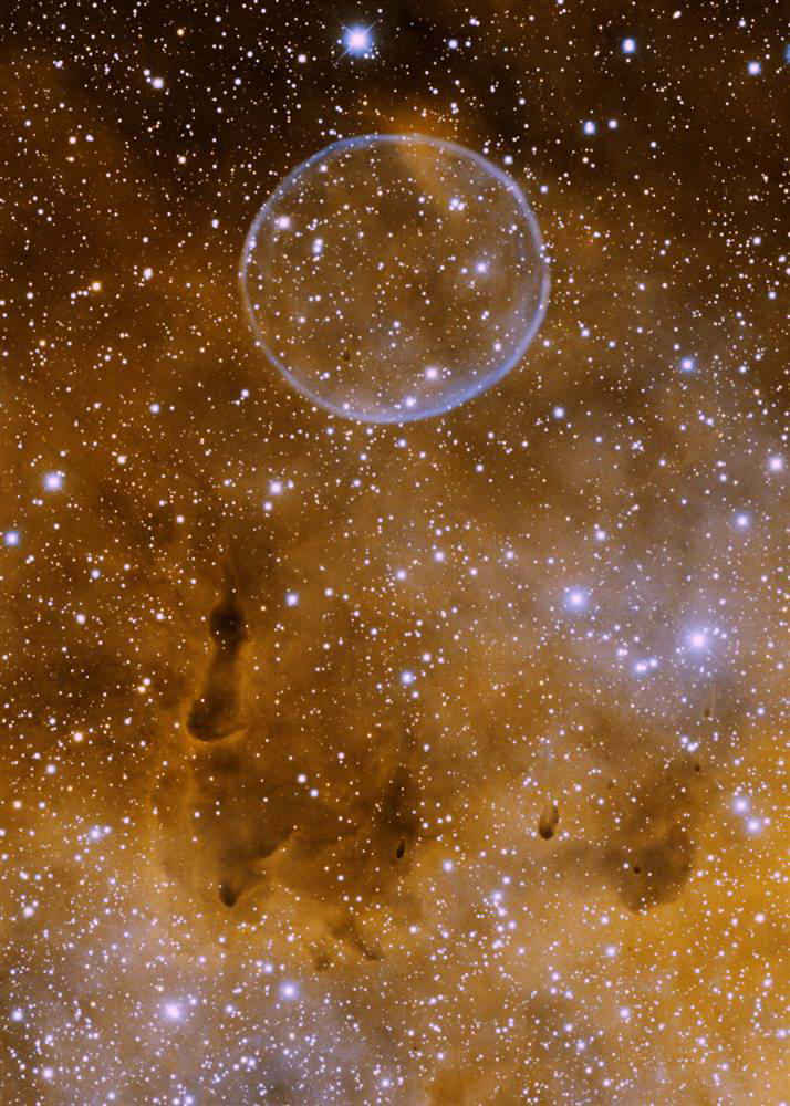 Известная под неофициальным названием «туманность мыльного пузыря», эта планетарная туманность в созвездии Лебедя (официально известная как PN G75.5.7) была открыта астрономом-любителем Дейвом Юрасевичем в 2008 году. Этот снимок был сделан с помощью 4-метрового телескопа 19 июня 2009 года. (Univ. of Alaska-Anchorage/WIYN/NOAO/AURA/NSF)