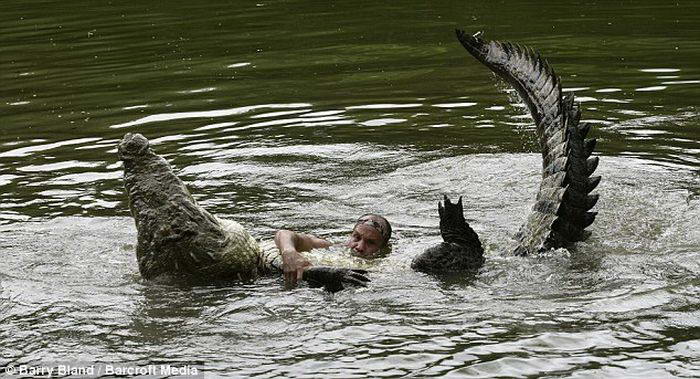 У этого дрессировщика из Коста-Рики ушли годы, чтобы научить крокодила тому, что он не должен его есть.