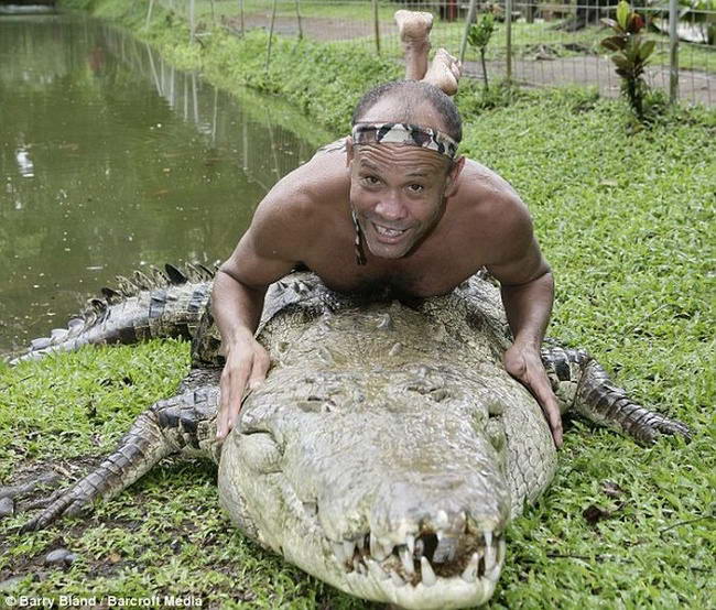 У этого дрессировщика из Коста-Рики ушли годы, чтобы научить крокодила тому, что он не должен его есть.
