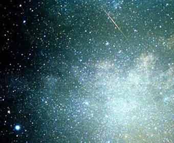 Поток персеид образуется в результате прохождения Земли через шлейф пылевых частиц, выпущенных кометой Свифта-Туттля. Мельчайшие частицы, размером с песчинку, сгорают в земной атмосфере, образуя звездный дождь. 