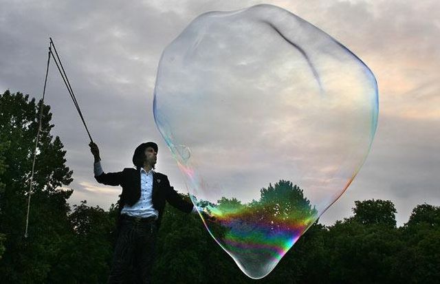 Среди любителей мыльных пузырей есть свои чемпионы в самых разных "дисциплинах", в том числе по размеру и количеству выдуваемых мыльных шаров. Есть почитатели детского развлечения, которые <a href="http://www.bubblemagic.com/science.html">искренне считают</a> выдувание целой наукой и зовут себя не иначе как пузыреологами (bubbleologist)