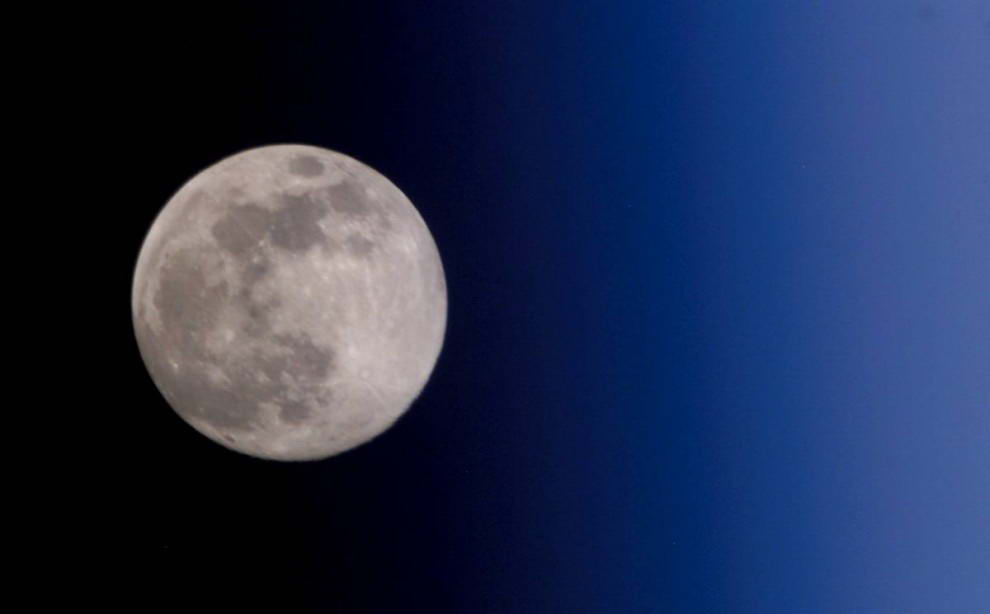 Подробное исследование Луны – единственного естественного спутника Земли – началось в 1959 году, когда Советский Союз запустил свой корабль «Луна 1». Их примеру быстро последовала NASA. С тех пор европейцы, Япония, Китай и Индия запускали свои исследовательские программы на луну. На этом снимке показана луна, как она видится с международной космической станции. Вашему вниманию предлагается еще 11 снимков луны, сделанных за последние 50 лет. (NASA)