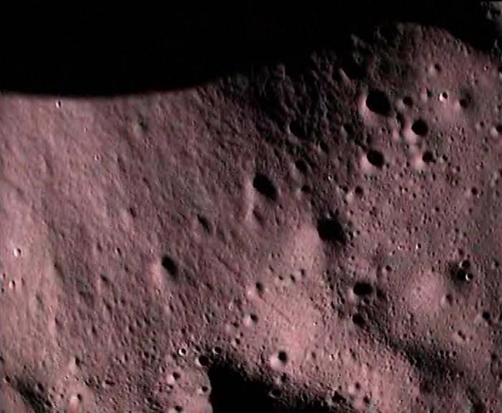 Индийская космическая организация успешно запустила свой корабль «Чандраян 1» 22 октября 2008 года, чтобы обследовать луну. Этот снимок лунной поверхности был сделан зондом, выпущенным из главного корабля, во время его запланированного крушения на южном полюсе. Индийское космическое агентство планирует использовать эти и другие данные в своей лунной миссии в 2011 году и в окончательной миссии с участием людей. (ISRO via EPA)