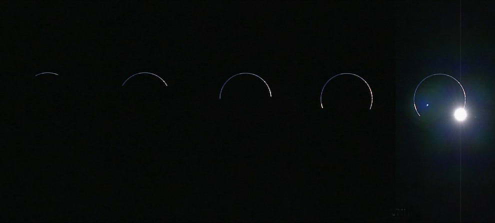Некоторые любители затмений путешествуют по миру, чтобы запечатлеть кадры Солнца, Земли и Луны. Японский зонд «Кагуя» обошел их: на этом снимке показана последовательность затмения 10 февраля 2009 года с лунной орбиты. На снимке показан вид солнца с луны, почти скрытый Землей. Внизу часть «кольца» темная из-за темной конечности луны. Спутник «Кагуя» был запущен в сентябре 2007 года, чтобы изучить происхождение и эволюцию Луны. В июне 2009 года спутник был специально разбит о поверхность луны. (JAXA / NHK)