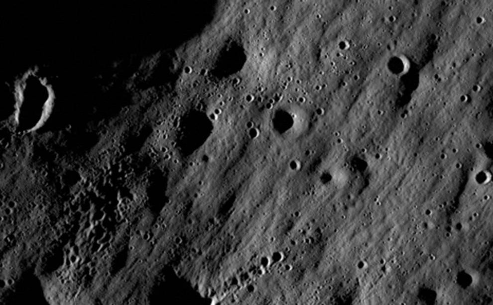 18 июня 2009 года NASA запустила два корабля на луну, чтобы исследовать ее поверхность во всех деталях, разведать наиболее подходящие для высадки места и запустить зонд в затемненный кратер в надежде раз и навсегда разрешить споры по поводу того, есть ли в этих регионах ледниковая вода. Лунный орбитальный зонд NASA (LRO) будет обходить оба полюса луны  в течение года, а его миссия может послужить для будущих высадок на луну. Это один из первых снимков, высланных с корабля. «Младший брат» LRO – зонд LCROSS – должен добраться до южного полюса луны в октябре. (NASA / GSFC / ASU)