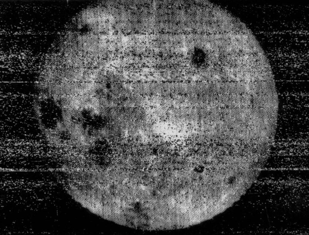 В октябре 1959 года космический корабль Советского Союза «Луна 3» - третий, успешно запущенный на Луну – вошел в историю, как первая попытка запечатлеть обратную сторону луны. Фотографии были зафиксированы и высушены на борту корабля, а затем возвращены на Землю. Хоть и довольно смазанные по сегодняшним стандартам, эти снимки показывают резкое отличие скрытой от нас части Луны от той, которая видна с Земли, включая относительно темные площади, которые называются лунные моря. (RSA via NASA)