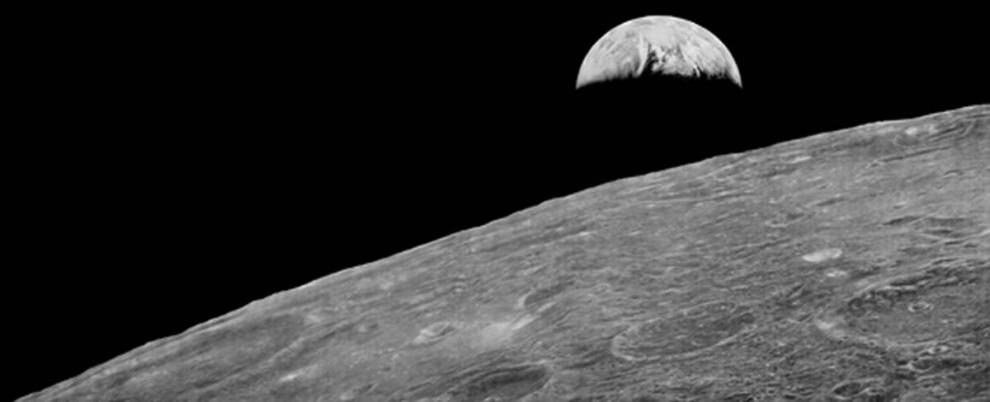 В 1966 и 1967 годах NASA запустили в космос серию спутников, чтобы собрать детализированные изображения поверхности Луны перед запуском программы Аполло. Затем снимки сложили в архив. Спустя десятилетия исследователи из проекта по восстановлению снимков собрали необходимую технику, чтобы иметь возможность снова просматривать снимки. Этот снимок был оцифрован, отображая изображение в куда большем разрешении, чем это было возможно ранее. 11 ноября 2008 года исследователи проекта выпустили улучшенную фотографию Земли, поднимающейся над лунной поверхностью, первоначально сделанную кораблем «Лунный спутник 1» в 1966 году. (LOIRP / NASA)