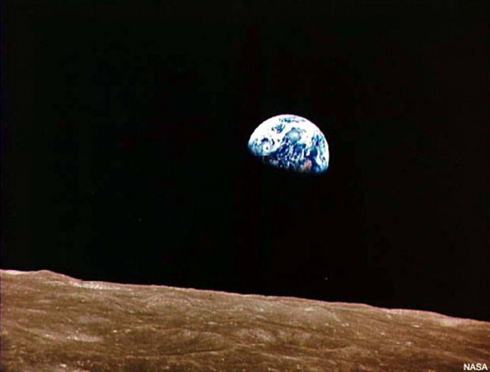В канун Рождества 1968 года астронавты корабля Аполло 8 Фрэнк Борман, Джим Ловелл и Уильям Андерс вошли в историю, как первые люди, пролетевшие по орбите луны. Они разведывали наиболее подходящие места для приземления будущих миссий. Но вид Земли, поднимающейся над горизонтом Луны, привлек их и всеобщее внимание. Эта фотография под названием «Восход Земли» - одна из наиболее известных когда-либо сделанных с луны. (NASA)