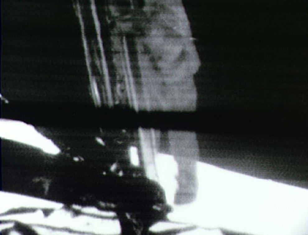 20 июля 1969 года около 1 миллиарда людей по всему миру были прикованы к телевизорам, чтобы посмотреть, как астронавт Нил Армстронг – капитан корабля Аполло 1 – спускается с модуля своего корабля для того, чтобы впервые пройтись по лунной поверхности. Коснувшись лунной поверхности, он произнес свою знаменитую фразу: «Это маленький шаг для человека и огромный – для всего человечества». Этот снимок – черно-белая репродукция телеэфира, во время которого Армстронг спускается со своего корабля. (NASA Johnson Space Center)