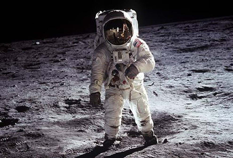 Астронавт Аполло 11 Базз Олдрин (на фото) сопровождал Армстронга в знаменитой прогулке по Луне. Эта культовая фотография – одна из нескольких, на которых видно, как Армстронг идет по луне (в данном случае в отражении от скафандра космического костюма Олдрина). Астронавты находились на луне примерно 2,5 часа. (NASA)