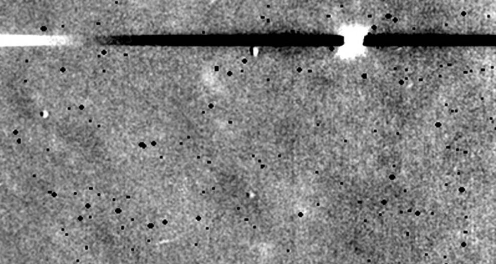 3 сентября 2006 года корабль Европейского космического агентства «СМАРТ-1» разбился во время запланированного крушения на вулканической равнине под названием Озеро Превосходства. Это изображение было сделано с помощью телескопа Канада - Франция - Гавайи. (Черные линии появились в результате ошибки процессора из-за яркости взрыва). Корабль был запущен в 2003 году, чтобы протестировать систему ионного ракетного двигателя, который использует энергию солнца для производства потока заряженных частиц. Эта медленная, но верная система может быть использована в будущих межпланетных миссиях. (Christian Veillet / CFHT via AP)
