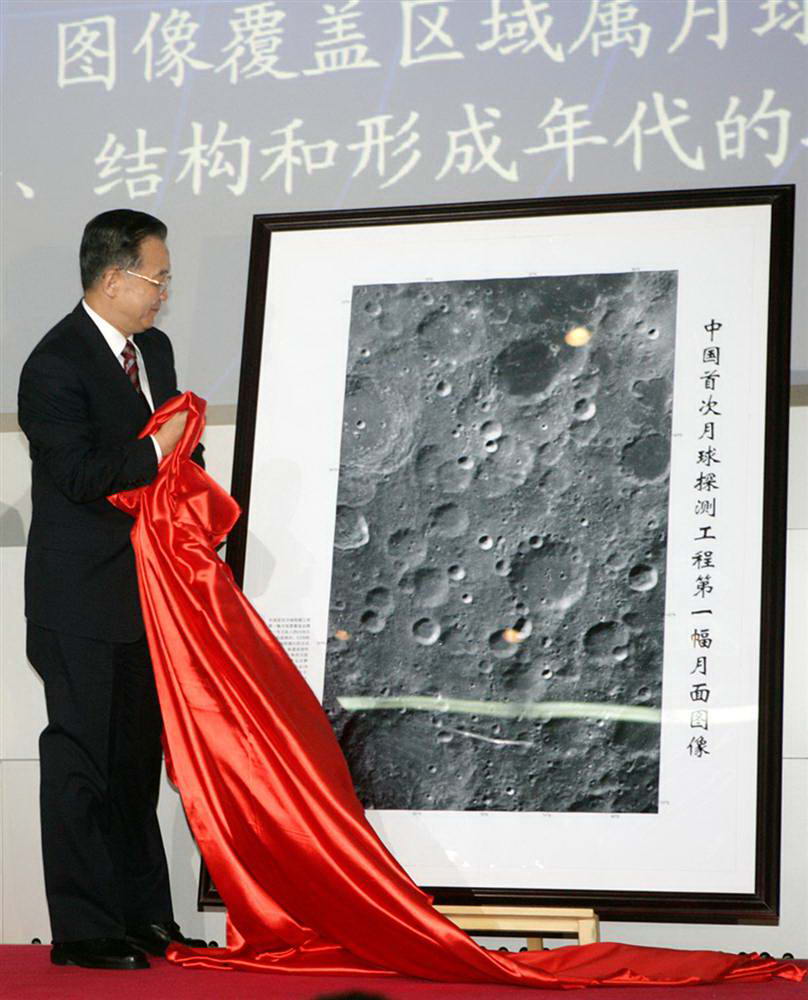 Китай сделал свой первый главный шаг в исследовании луны с запуском корабля «Чанъэ-1» в октябре 2007 года. Орбитальный летательный аппарат был запущен в космос, чтобы сделать детализированную трехмерную карту лунной поверхности. Премьер Вэнь Цзябао открывает первый снимок на церемонии в Пекине. Миссия «Чанъэ-1», которая длилась 16 месяцев, закончилась запланированным взрывом. Как сообщается, Китай планирует запустить лунные спутники в 2010 и 2017 и миссию с участием людей к 2020 году. (Huang Jingwen / XINHUA NEWS AGENCY)