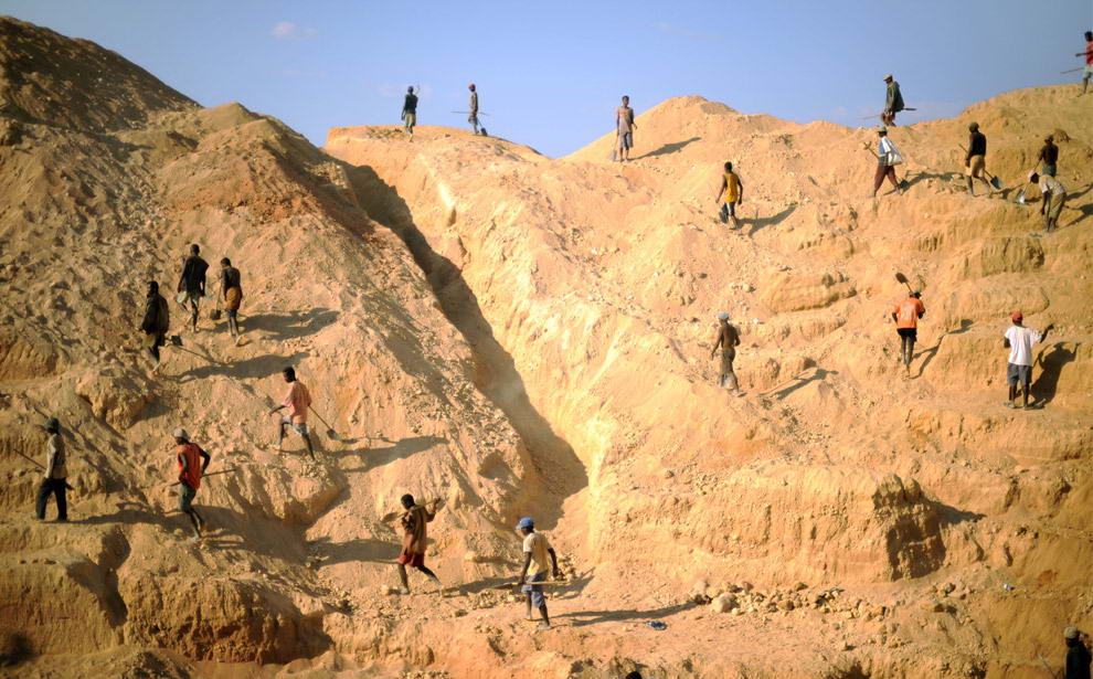 Старатели карабкаются по стенам сапфировой шахты, расположенной у деревни Илакака.