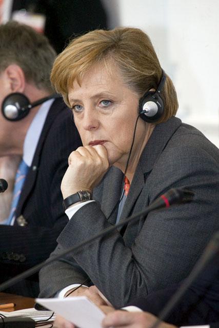 Ангела Меркель, поглаживая подбородок, пытается принять решение.