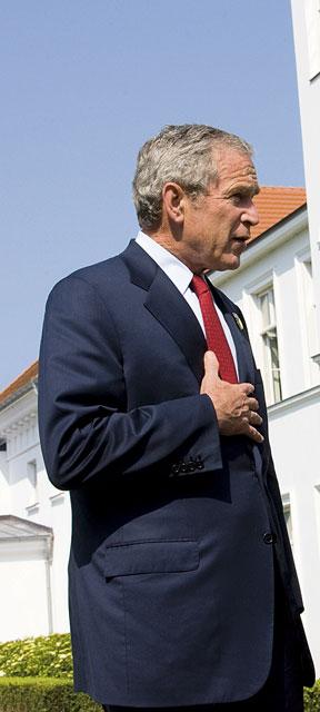 Если верить языку жестов, Джордж Буш, прижав правую руку к сердцу, показывает собеседнику свою искренность.
