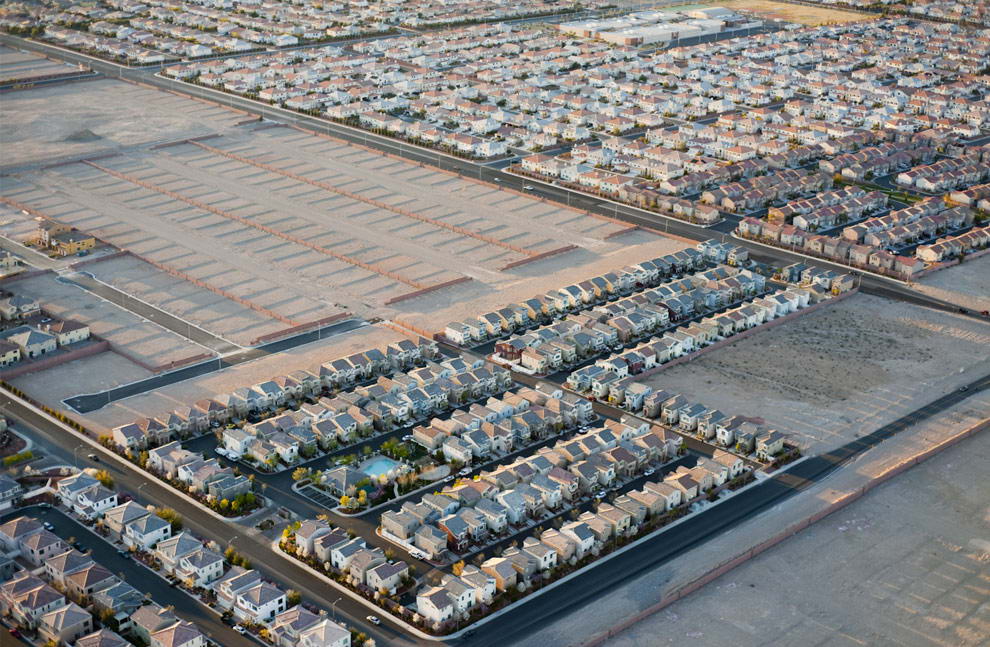 Новостройки и участки под строительство нового жилья на окраине Лас-Вегаса, штат Невада, США