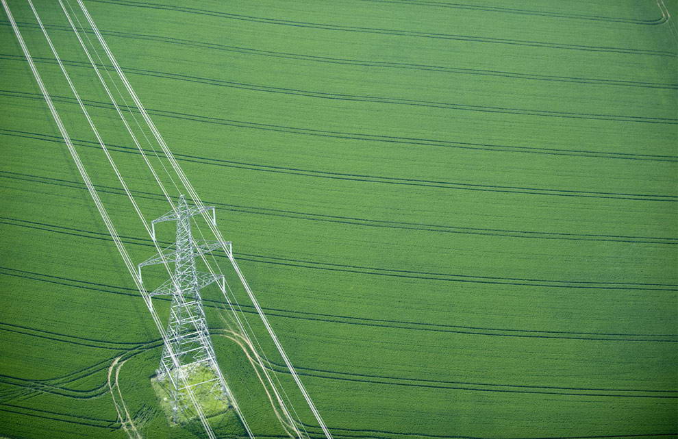 Мачта линии электропередачи в полях близ Littlebury, Эссекс, Великобритания.