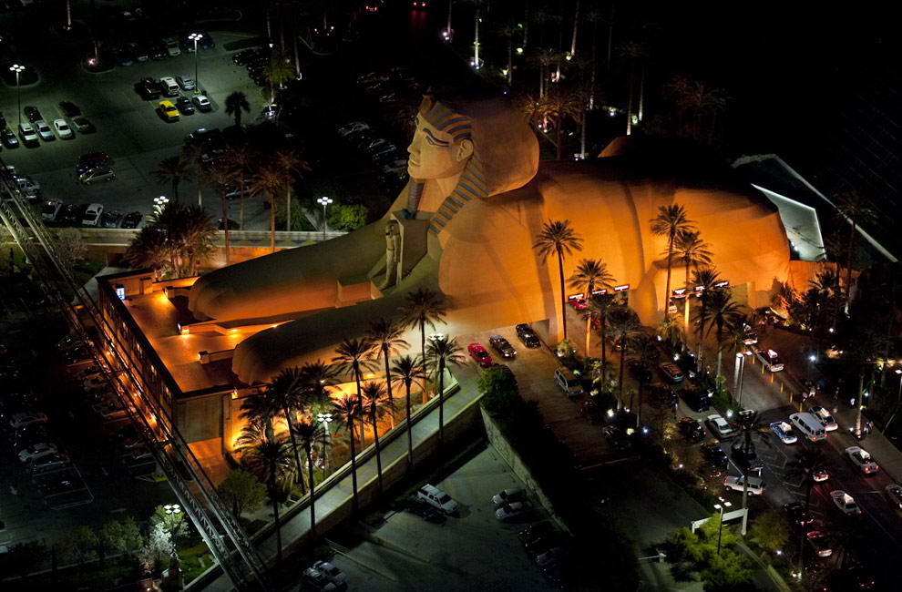 Развлекательный центр Большой Сфинкс из Гизы, отель и казино Luxor, Лас-Вегас.