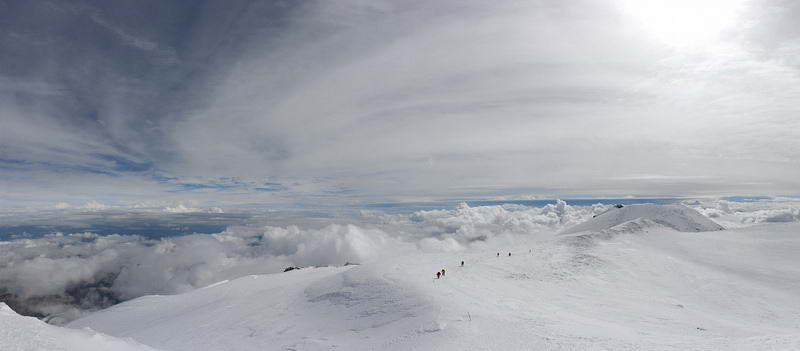 На вершине Эльбруса - фантастического мира белых снегов и облаков