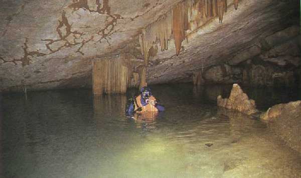 Энри Каскьер с аквалангом в пещере.